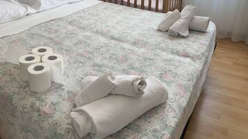 Vierbettzimmer | Schreibtisch, kostenloses WLAN, Bettwäsche