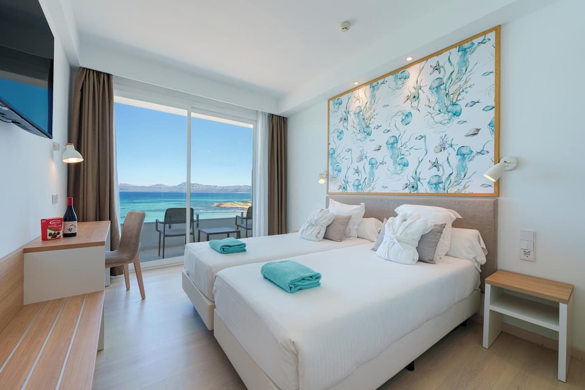Premium kamer, uitzicht op zee | Een kluis op de kamer, een bureau, gratis babybedden, gratis wifi