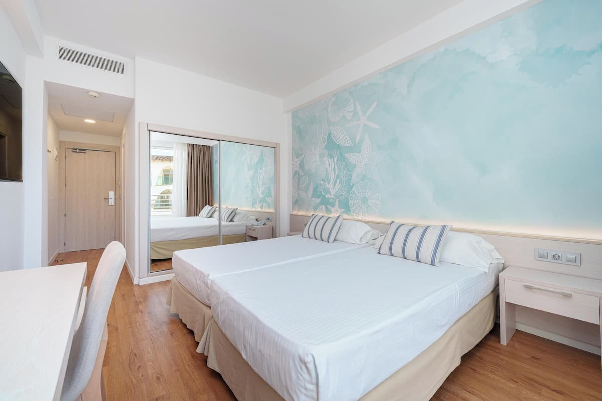 Een kluis op de kamer, een bureau, gratis babybedden, gratis wifi
