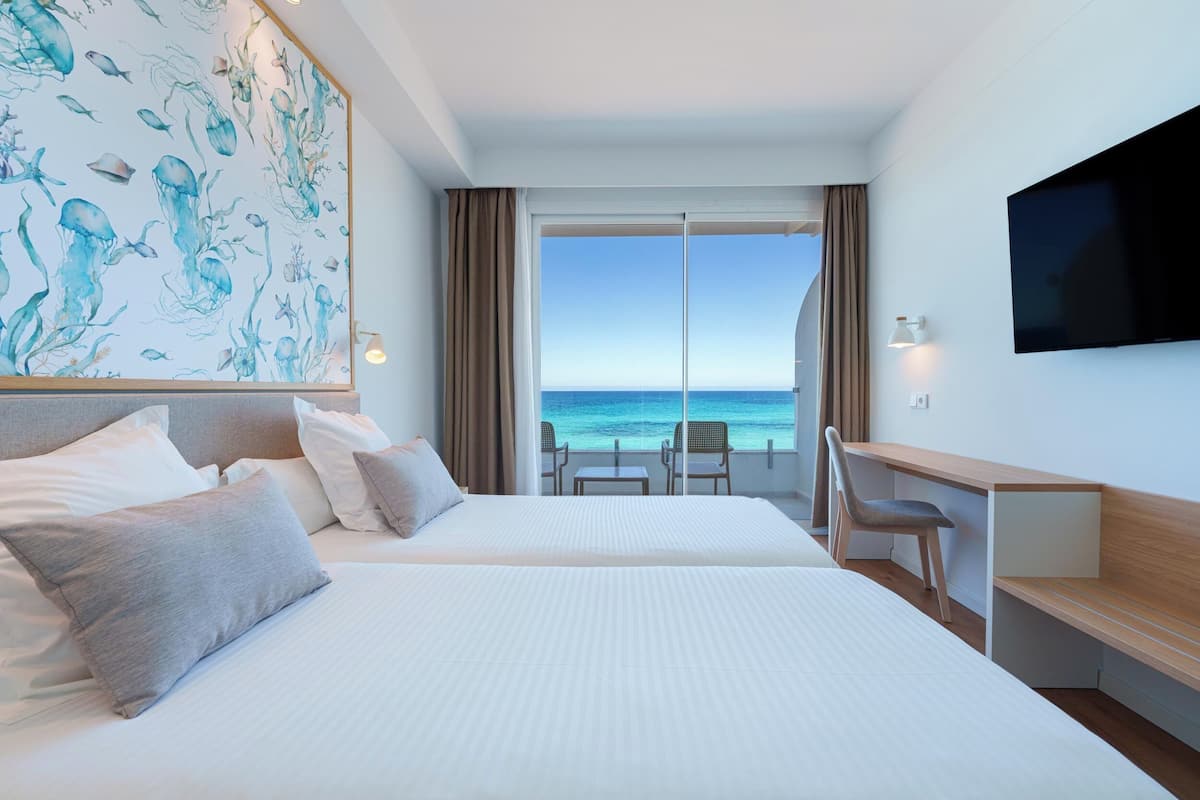 Standaard tweepersoonskamer, uitzicht op zee | Een kluis op de kamer, een bureau, gratis babybedden, gratis wifi