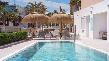 Outdoor pool, pool loungers, lifeguards on site