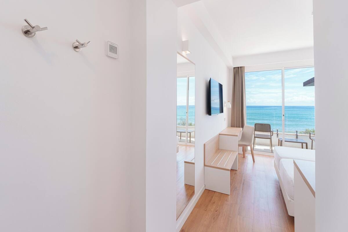 1 bedroom, in-room safe, desk, free cots/infant beds