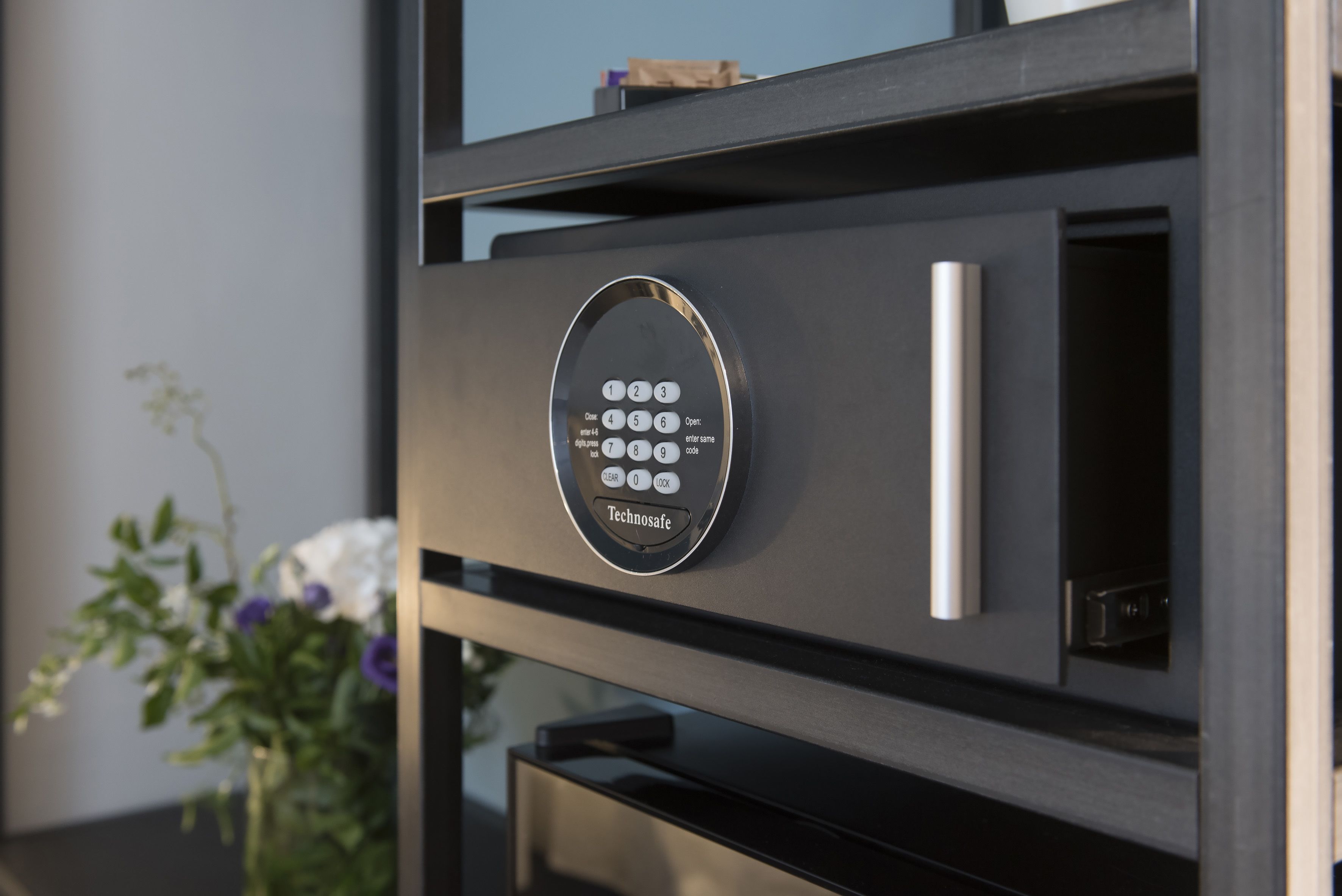 deluxe double room, 1 queen bed, non smoking | safe