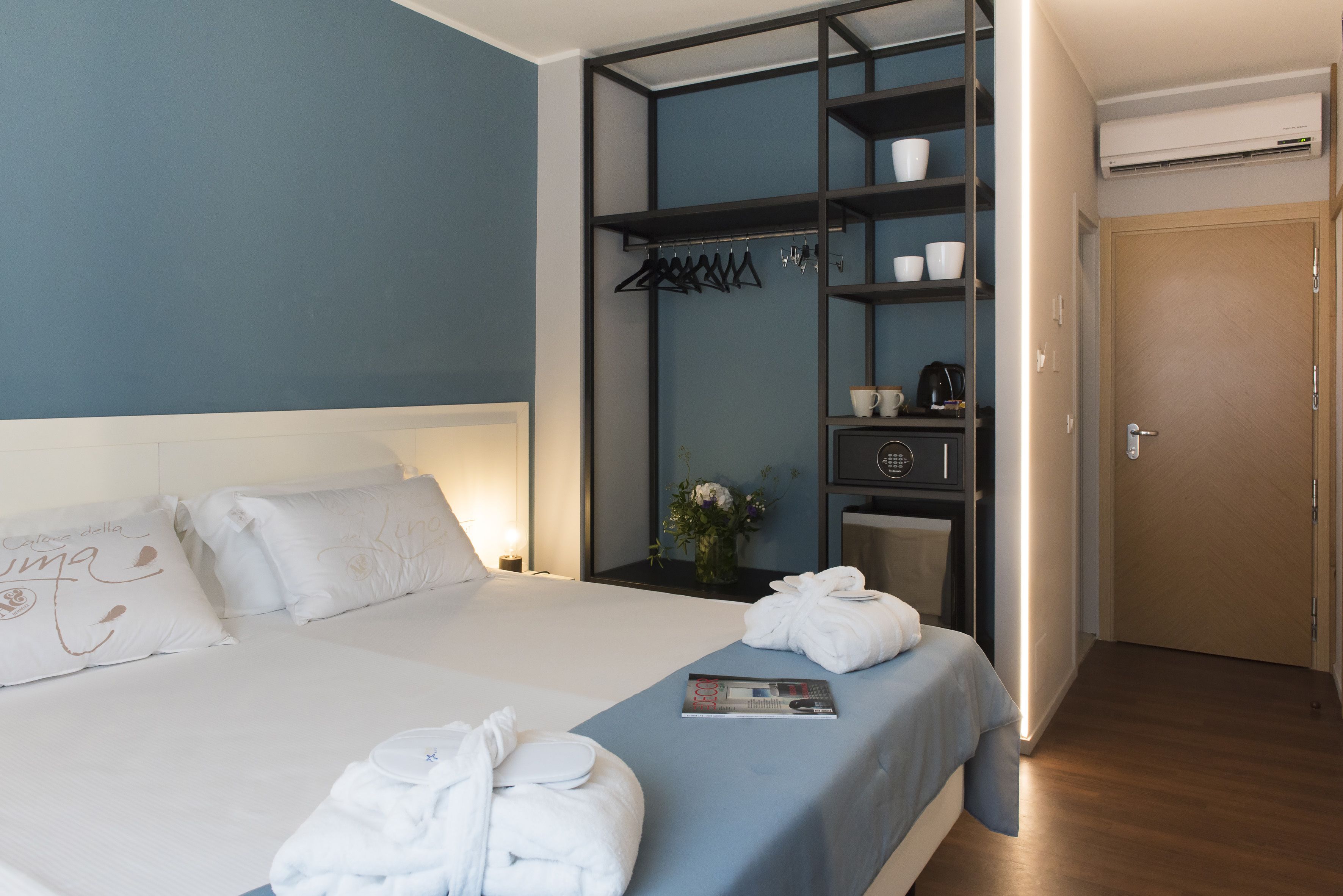 deluxe double room, 1 queen bed, non smoking | 1 bedroom, desk, free wifi, bed sheets