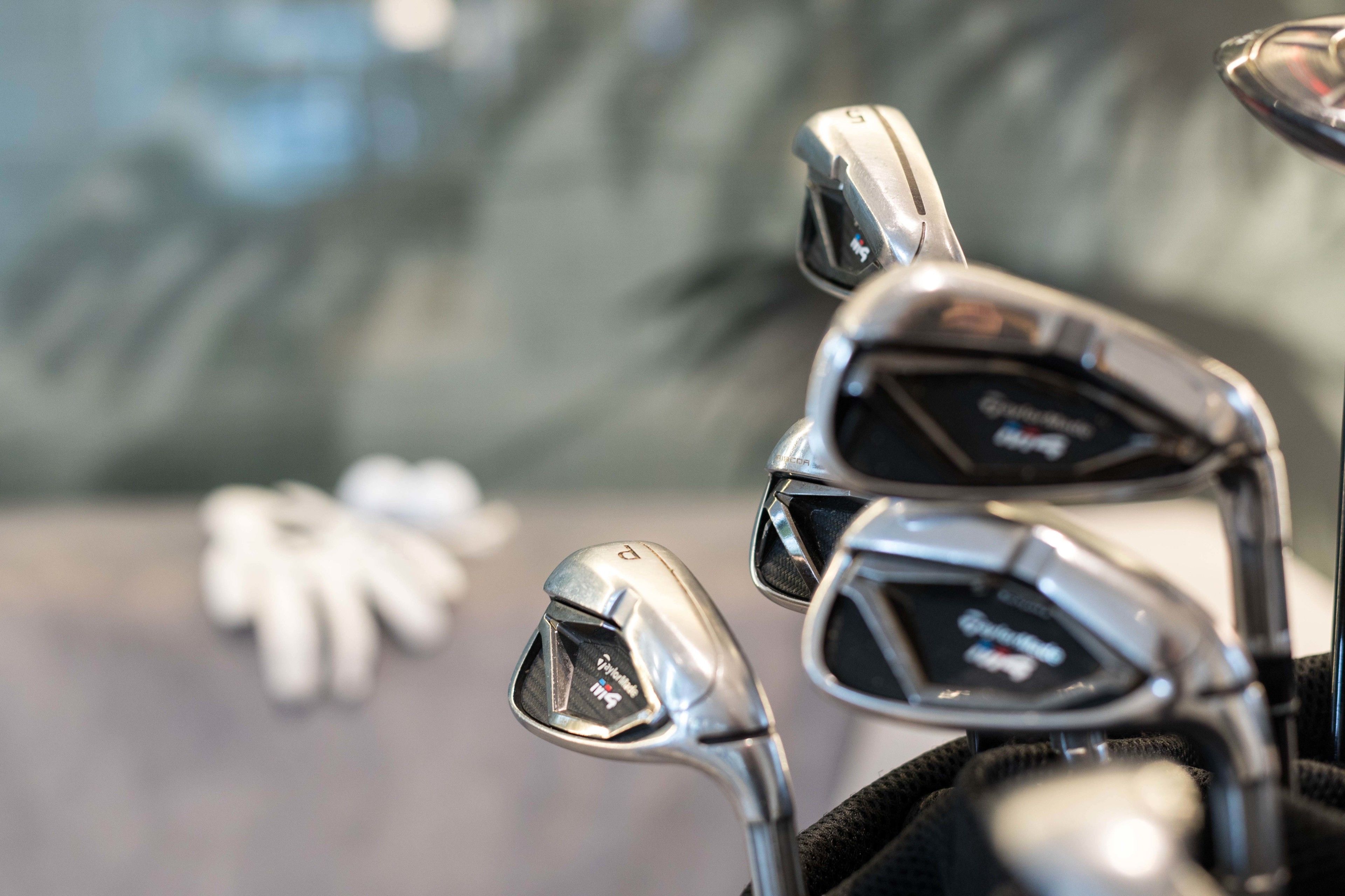 Primer plano de cabezas de palos de golf, visible la marca "Titleist".