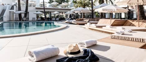 Piscine extérieure, parasols de plage, chaises longues