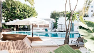 Piscine extérieure, parasols de plage, chaises longues