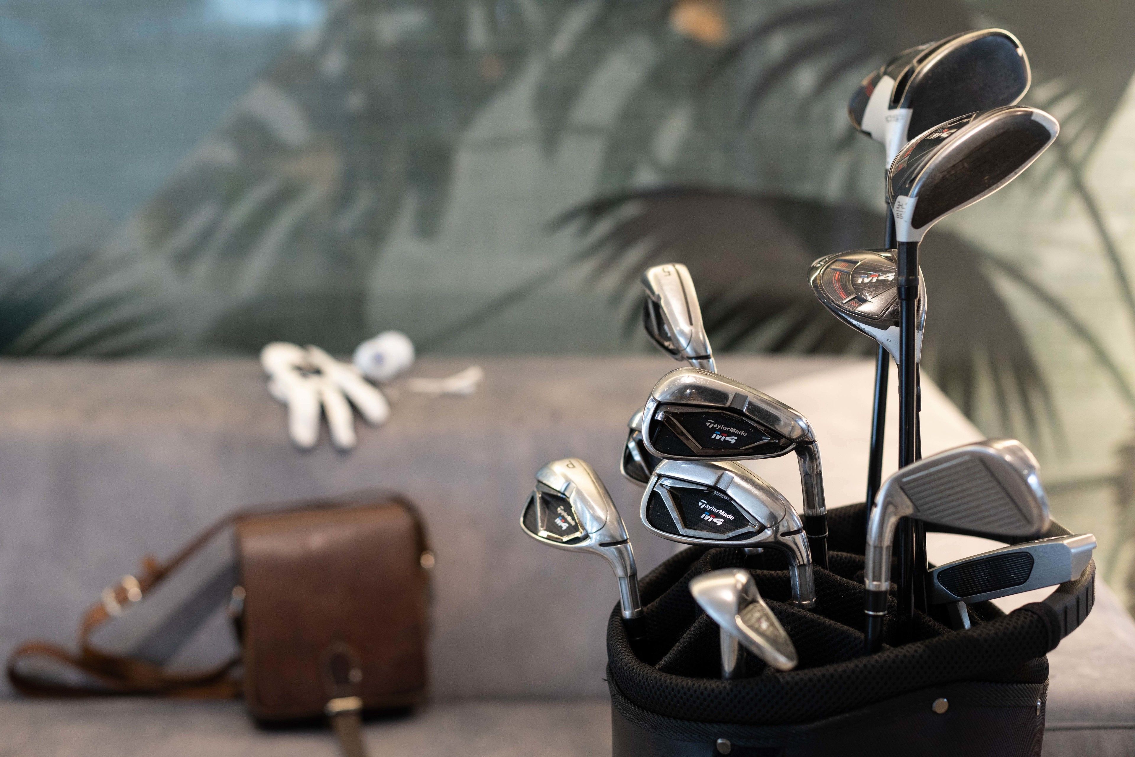 Un sac de golf contenant différents clubs de golf.