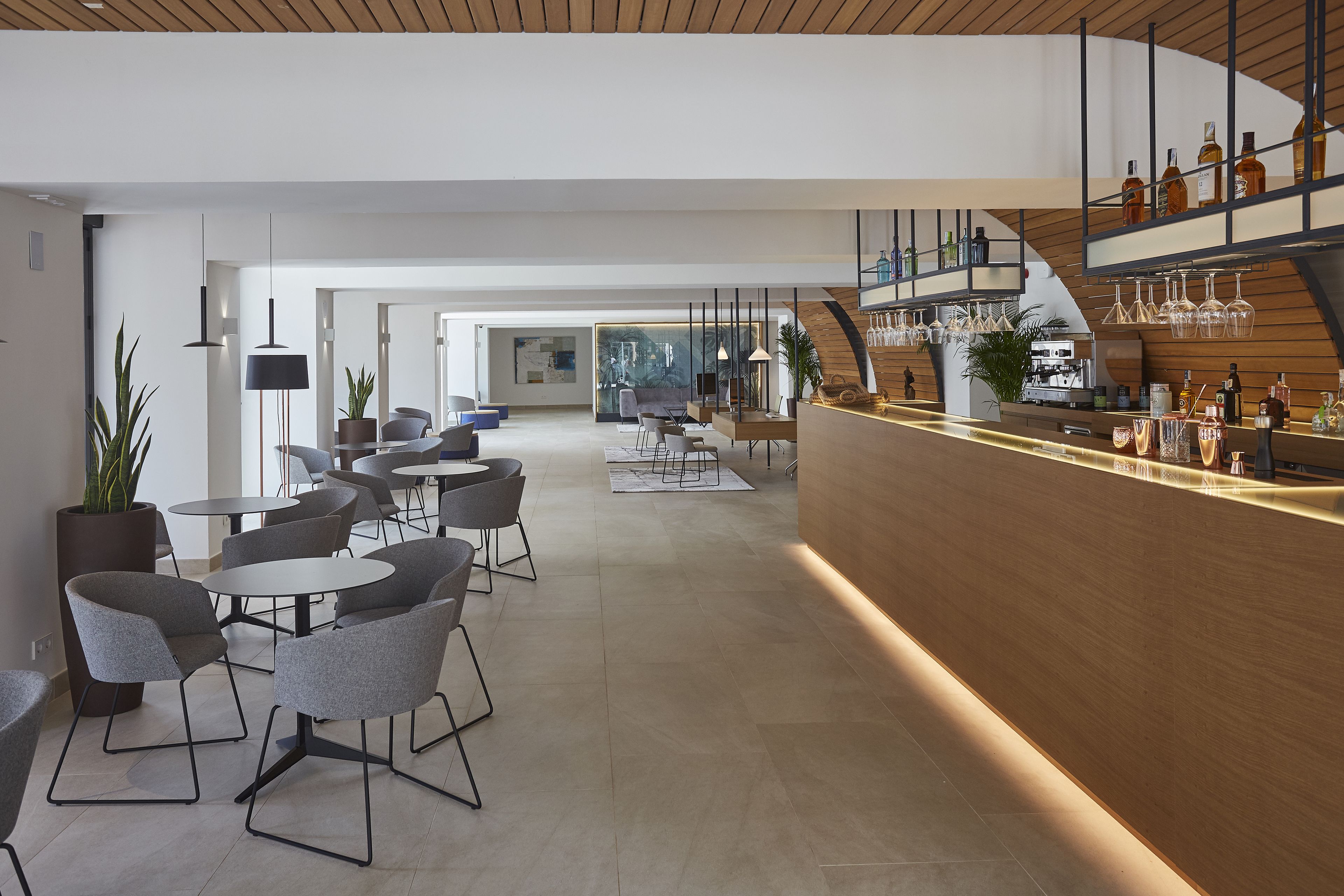 Eine moderne Bar mit Sitzgelegenheiten und einer Theke.
