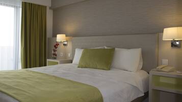 Een minibar, een kluis op de kamer, een bureau, geluiddichte muren