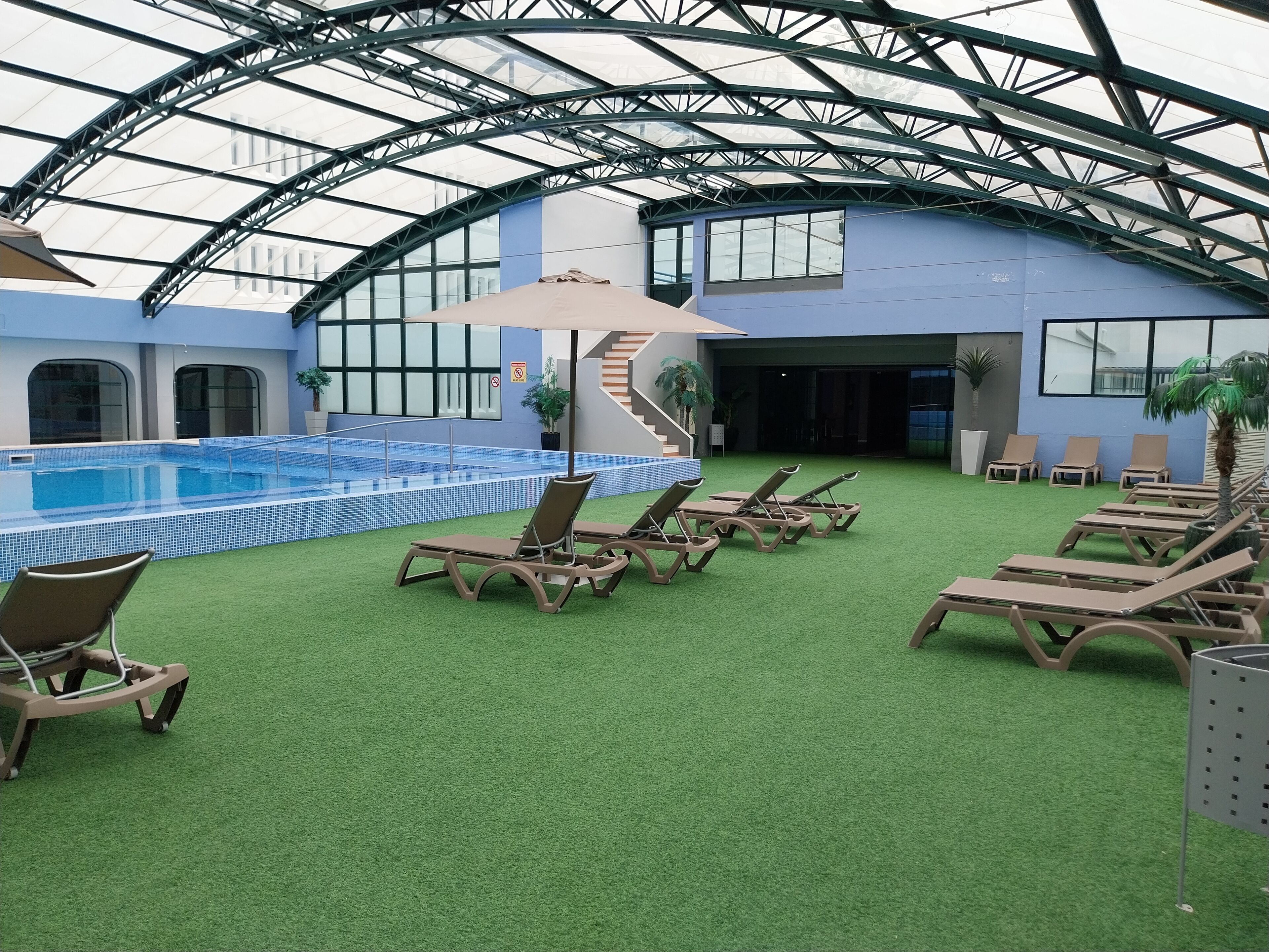 Una piscina cubierta (de 08:00 a 20:00), sombrillas, tumbonas