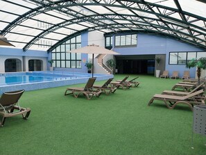 Una piscina cubierta (de 08:00 a 20:00), sombrillas, tumbonas