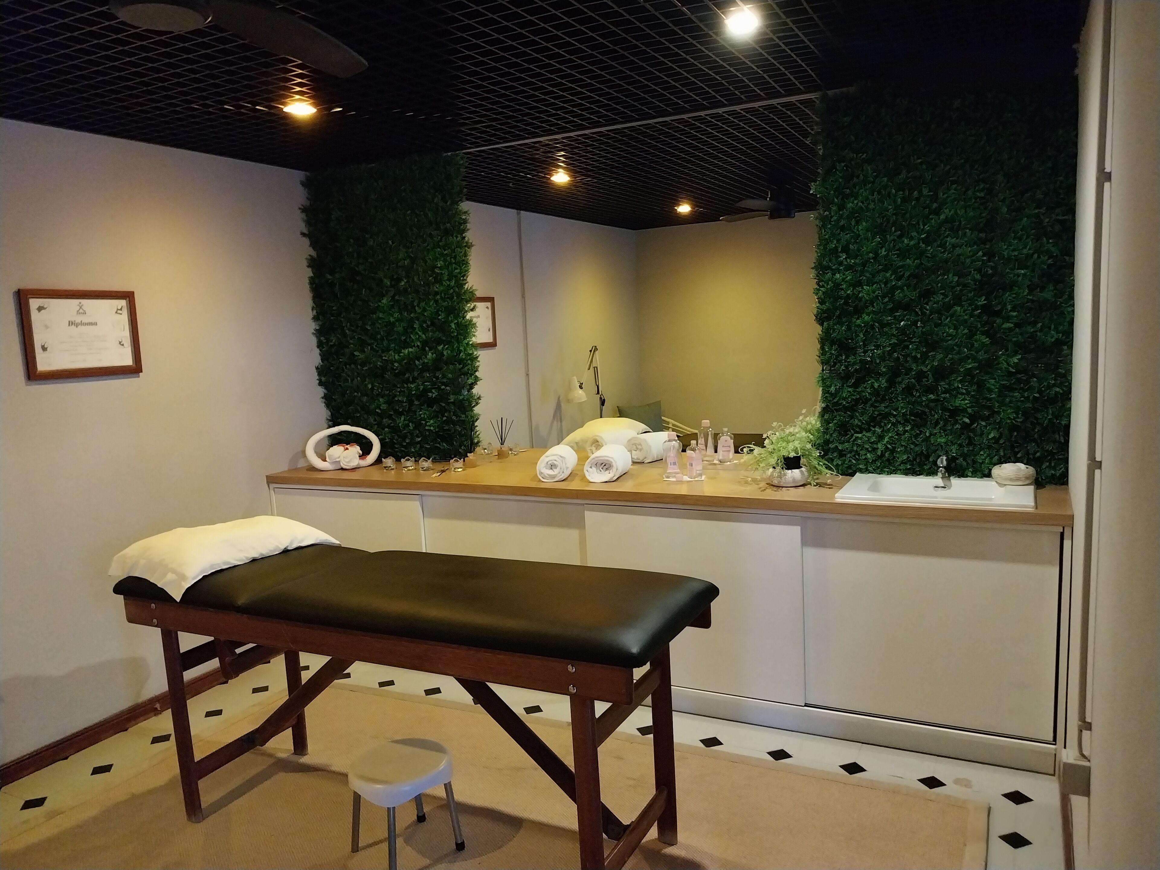 사우나, 스팀룸, 스포츠 마사지, 바디 스크럽, 페이셜 트리트먼트, 마사지 서비스