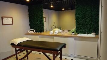 Sauna, Dampfbad, Sportmassagen, Körperpeelings, Gesichtsbehandlungen