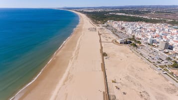 Playa en los alrededores y camastros