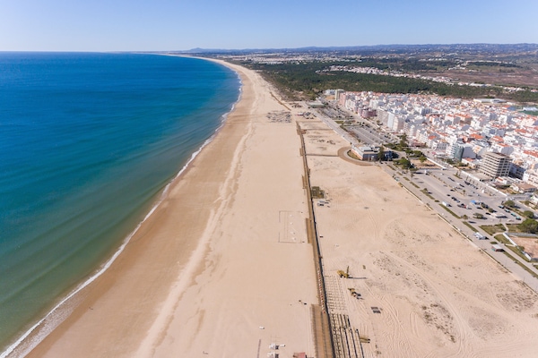 Perto da praia, espreguiçadeiras