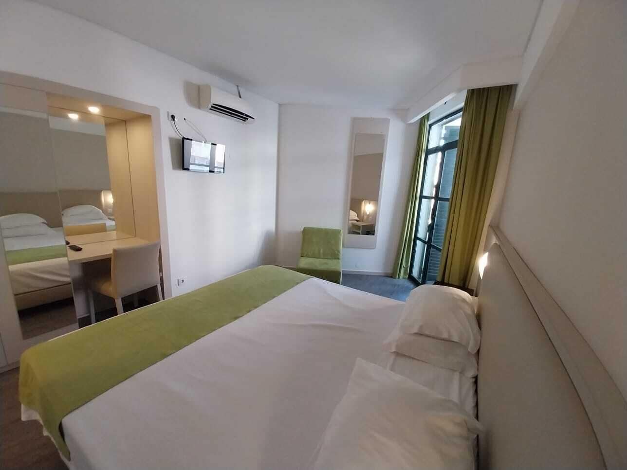 Habitació individual estàndard | Minibar, caixa forta a l'habitació i escriptori 