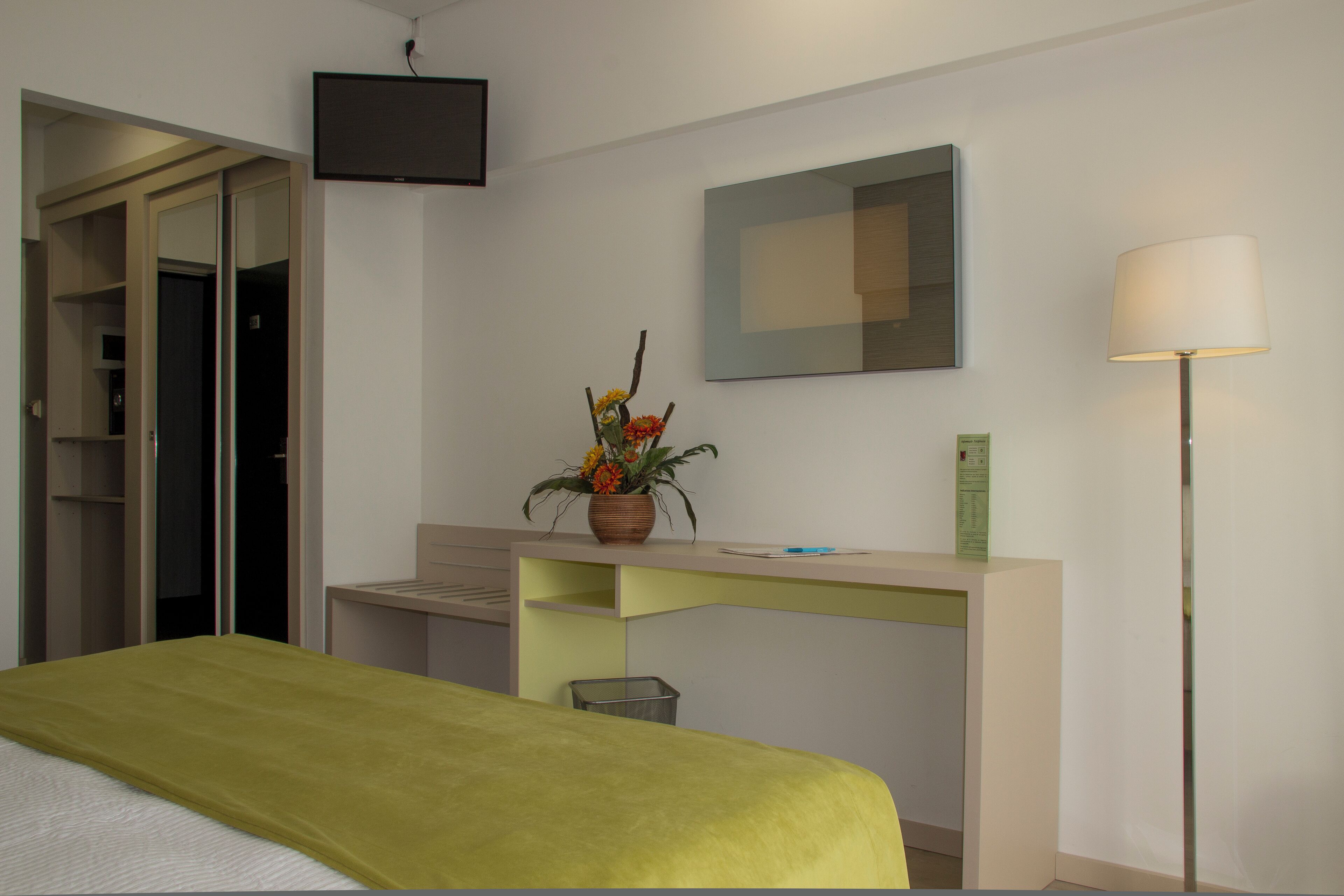Een minibar, een kluis op de kamer, een bureau, geluiddichte muren