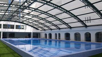 Innenpool, geöffnet von 08:00 Uhr bis 20:00 Uhr, Sonnenschirme