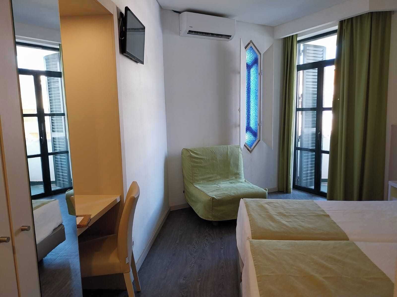 Een minibar, een kluis op de kamer, een bureau, geluiddichte muren