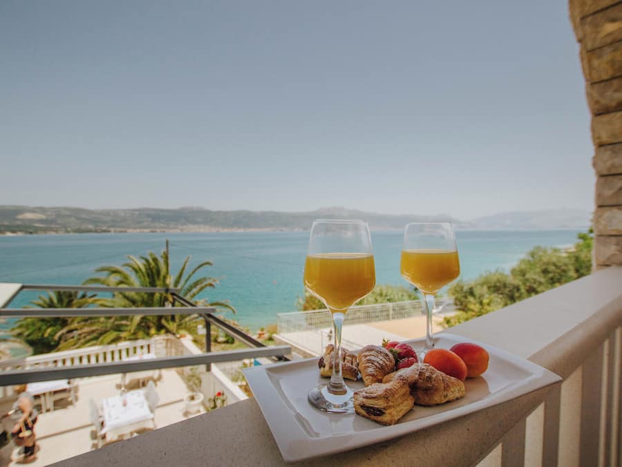 Superior-rum - 1 kingsize-säng - havsutsikt | Sängtillbehör av högsta kvalitet och värdeförvaringsskåp på rummet