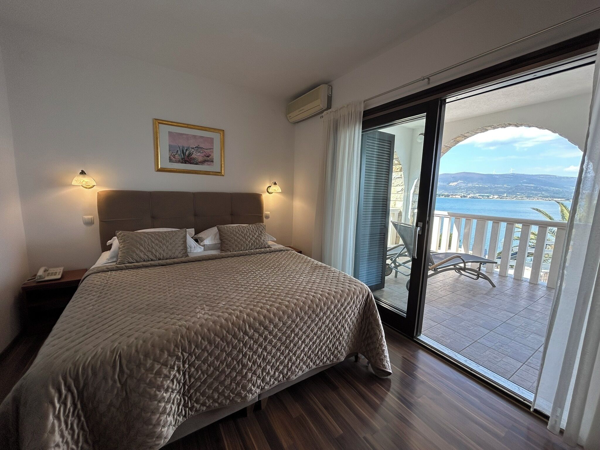 Habitación superior, 1 cama de matrimonio grande, vistas al mar | Baño | Artículos de higiene personal gratuitos, secador de pelo y toallas