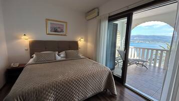 Habitación superior, 1 cama de matrimonio grande, vistas al mar | Baño | Artículos de higiene personal gratuitos, secador de pelo y toallas