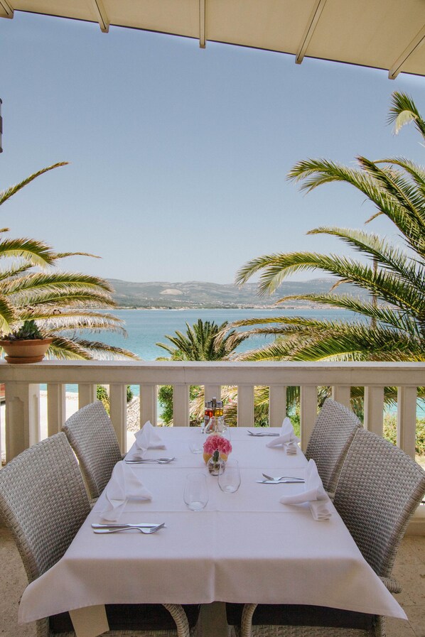 Se sirven desayunos, comidas y cenas con vista a la playa 