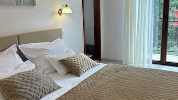 Habitación económica con 1 cama matrimonial o 2 individuales, para no fumadores | Ropa de cama de alta calidad y caja de seguridad en la habitación