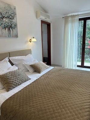 Quarto casal ou duplo econômico, 1 cama de casal ou 2 camas de solteiro, para não fumantes | Roupas de cama premium, cofres nos quartos, escrivaninha