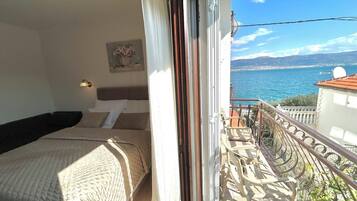 Triple Room, 1 Double Bed with Sofa bed, Balcony, Sea View | Bathroom | Shower, free toiletries, hair dryer, bathrobes