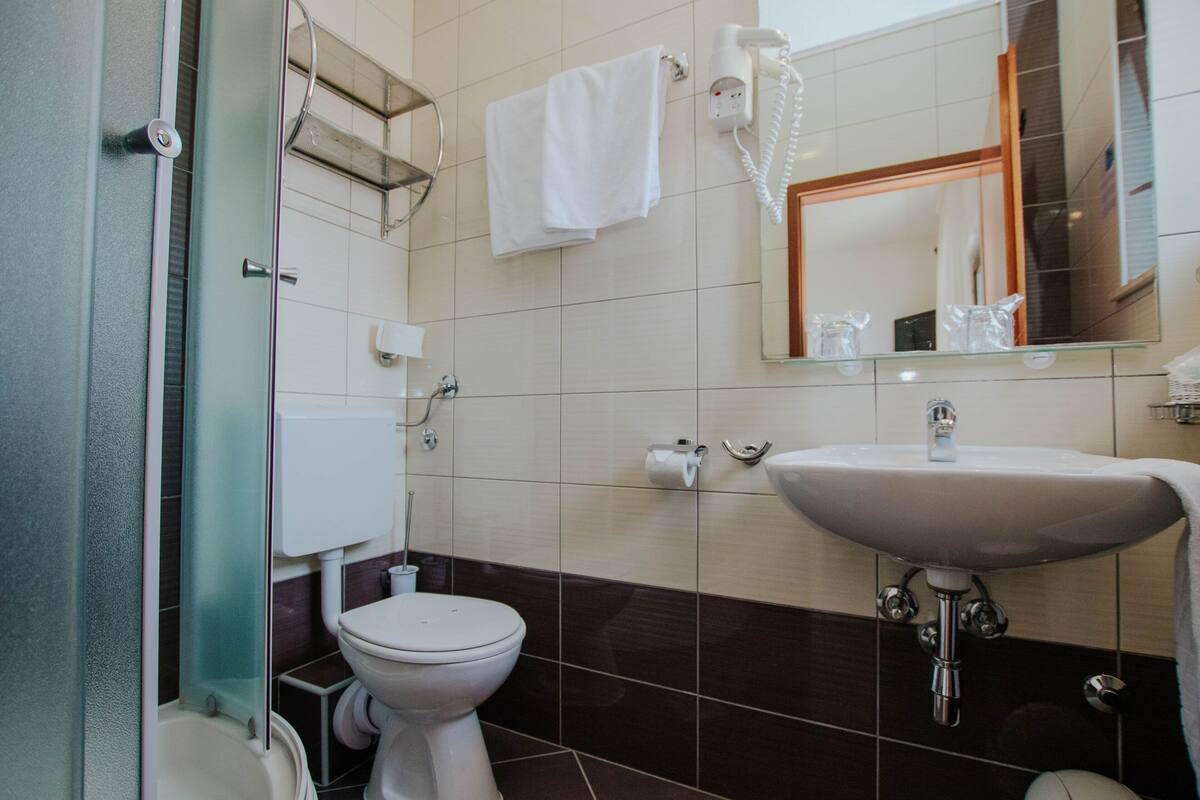 standard double or twin room, balcony | bathroom | shower, free toiletries, hair dryer, bathrobes