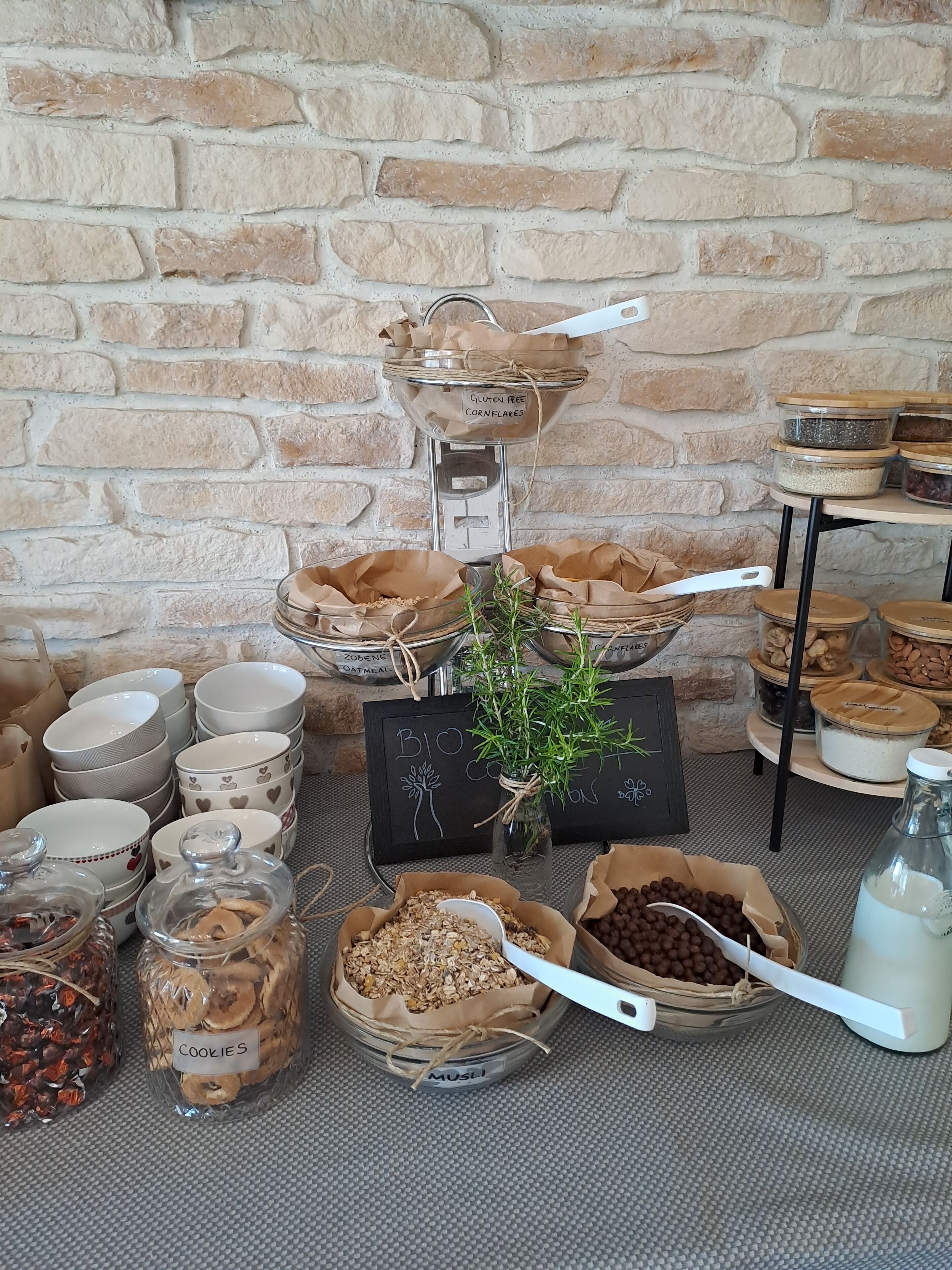 Petit déjeuner buffet servi tous les jours en supplément
