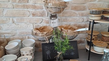 Petit déjeuner buffet servi tous les jours en supplément