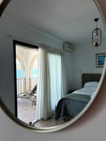 高级房, 1 张特大床, 海景 | 高档床上用品、客房内保险箱、办公桌、免费 WiFi