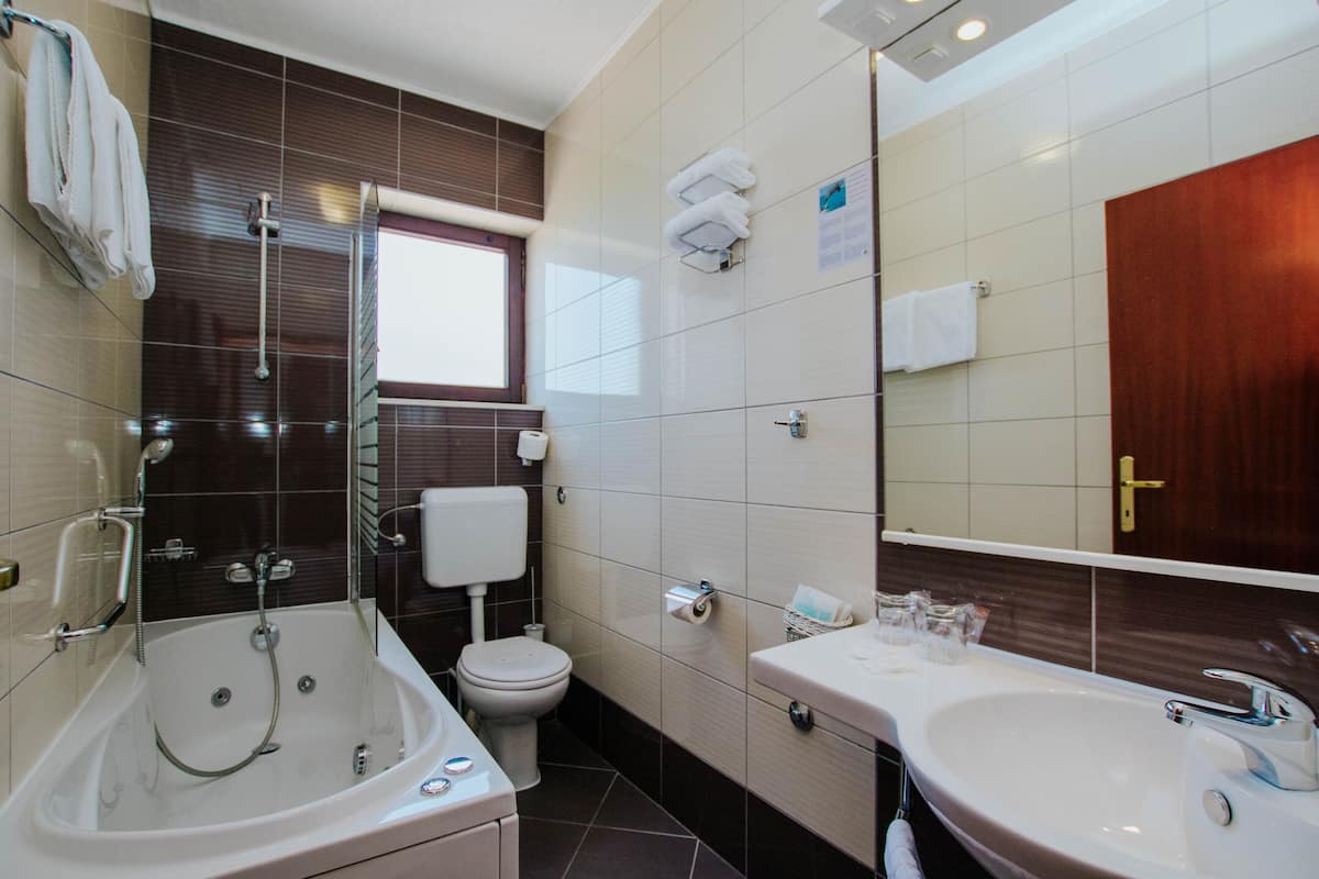 superior room, 1 king bed, sea view | bathroom | shower, free toiletries, hair dryer, bathrobes