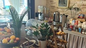 Een buffet met verschillende soorten fruit, groenten en gebak.