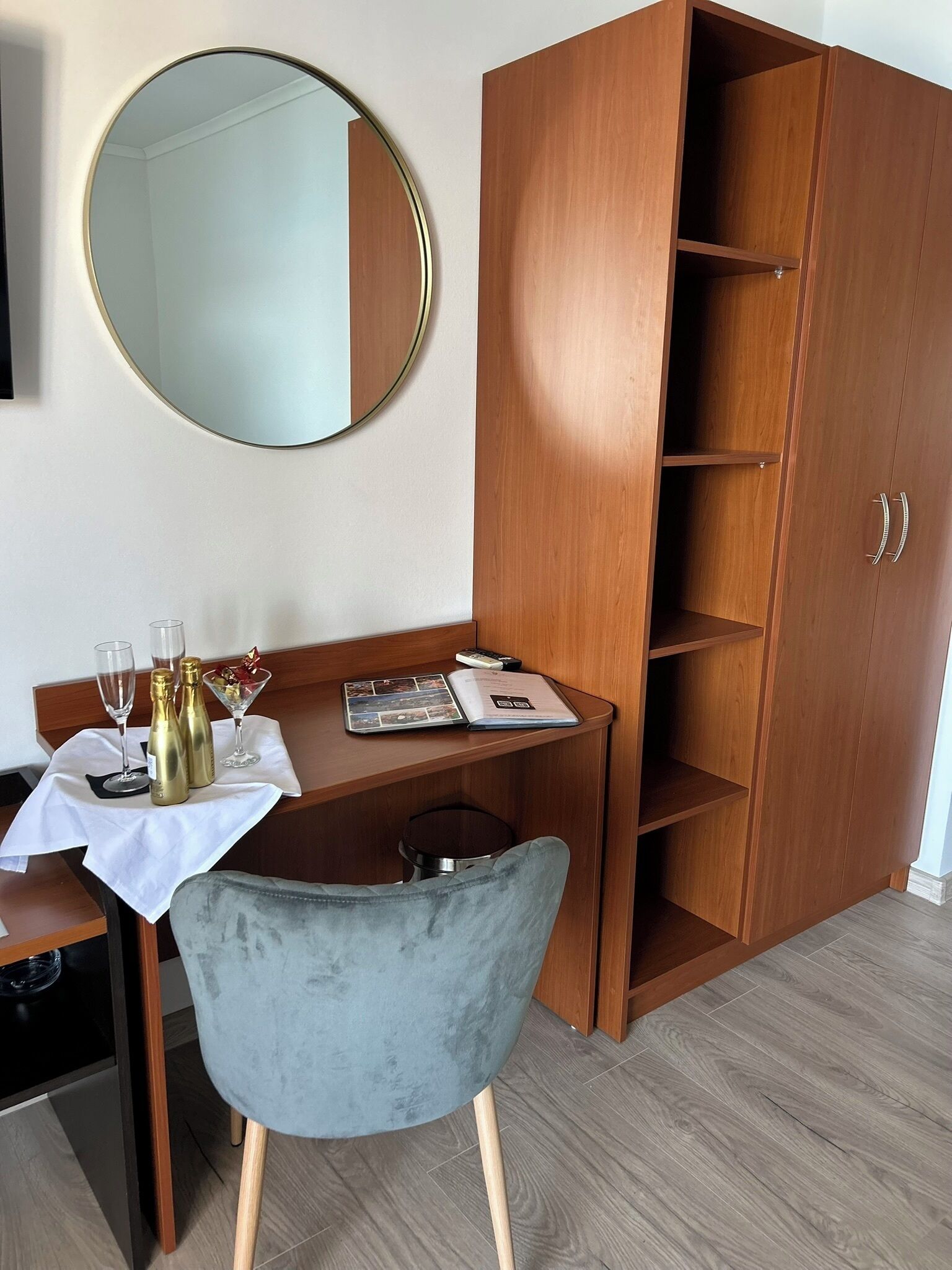 superior room, 1 king bed, sea view | 1 bedroom, premium bedding, in-room safe, desk