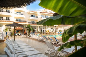 Poolside bar - Apartamentos Oro Blanco (Arona)