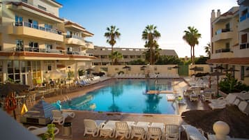 Outdoor pool, pool loungers