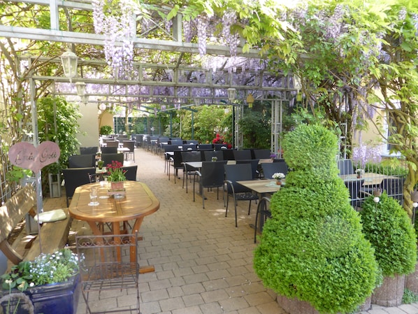 Terrace/patio - Hotel Adlerbräu (Gunzenhausen)