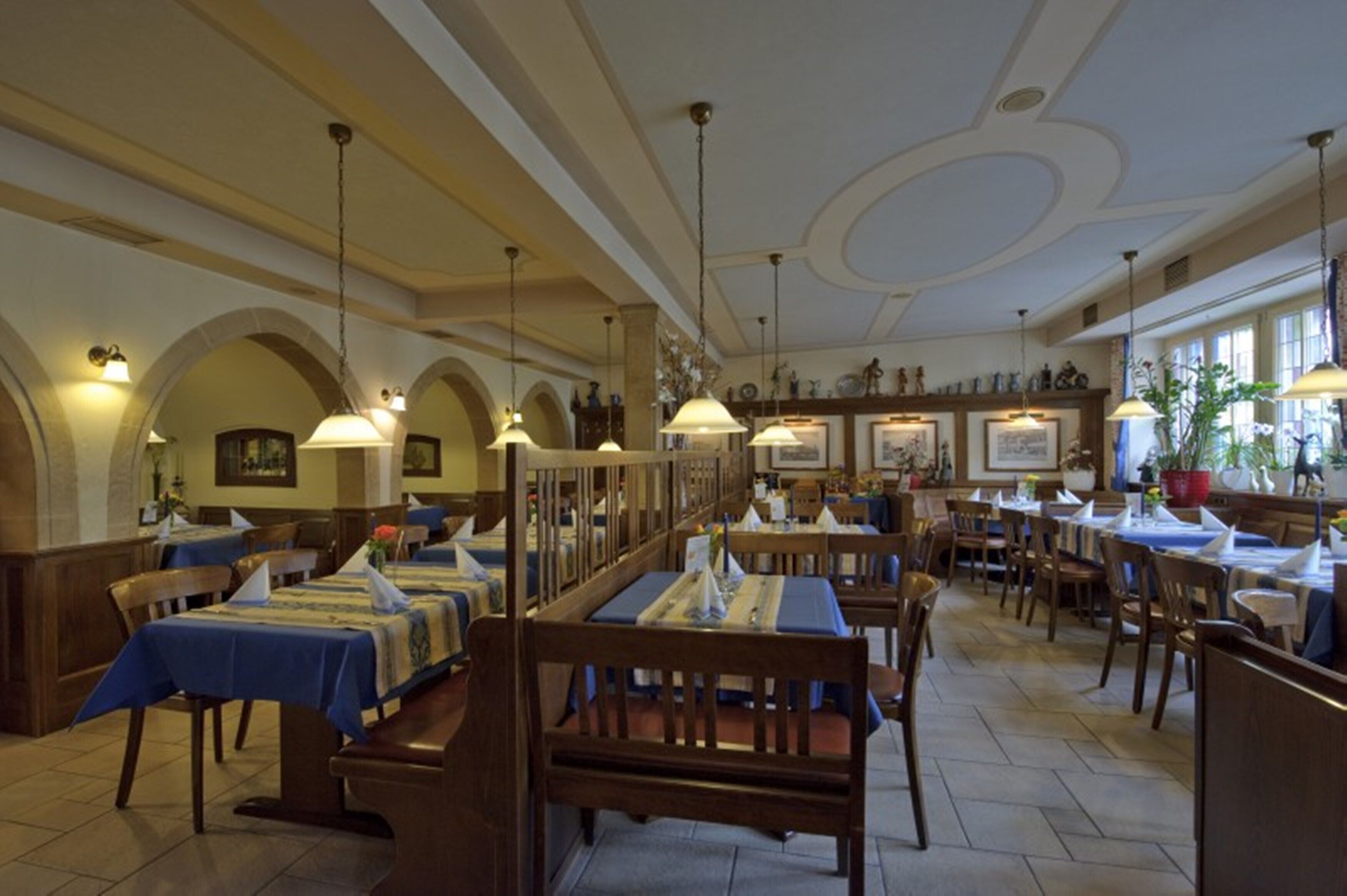 lunch, dinner served; international cuisine, al fresco dining