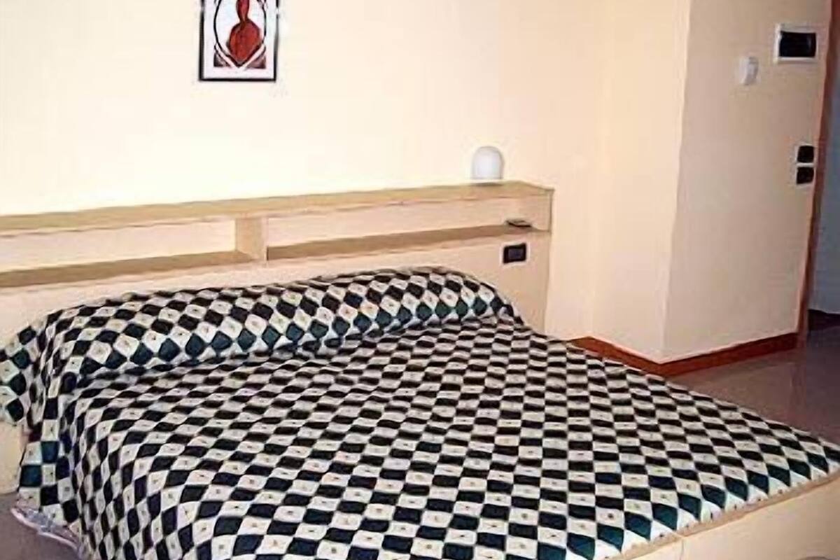 Desk, cribs (free), WiFi (free)