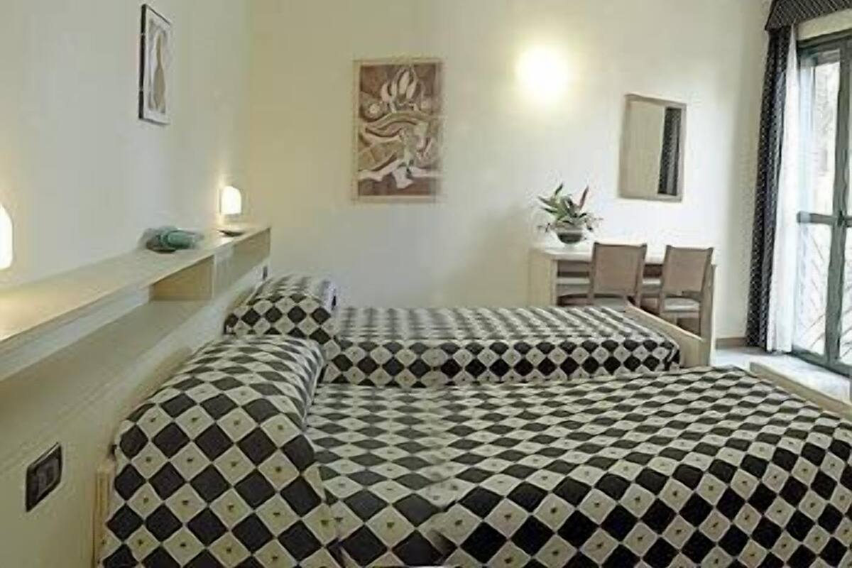 Double Room | Desk, cribs (free), WiFi (free)