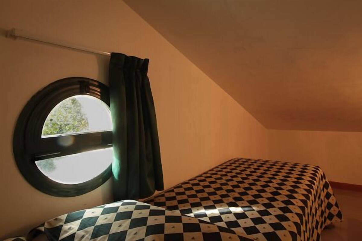 Single Room | Desk, cribs (free), WiFi (free)