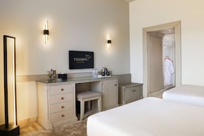 Premium bedding, in-room safe, desk, blackout curtains - Triumph Plaza Hotel (Cairo)