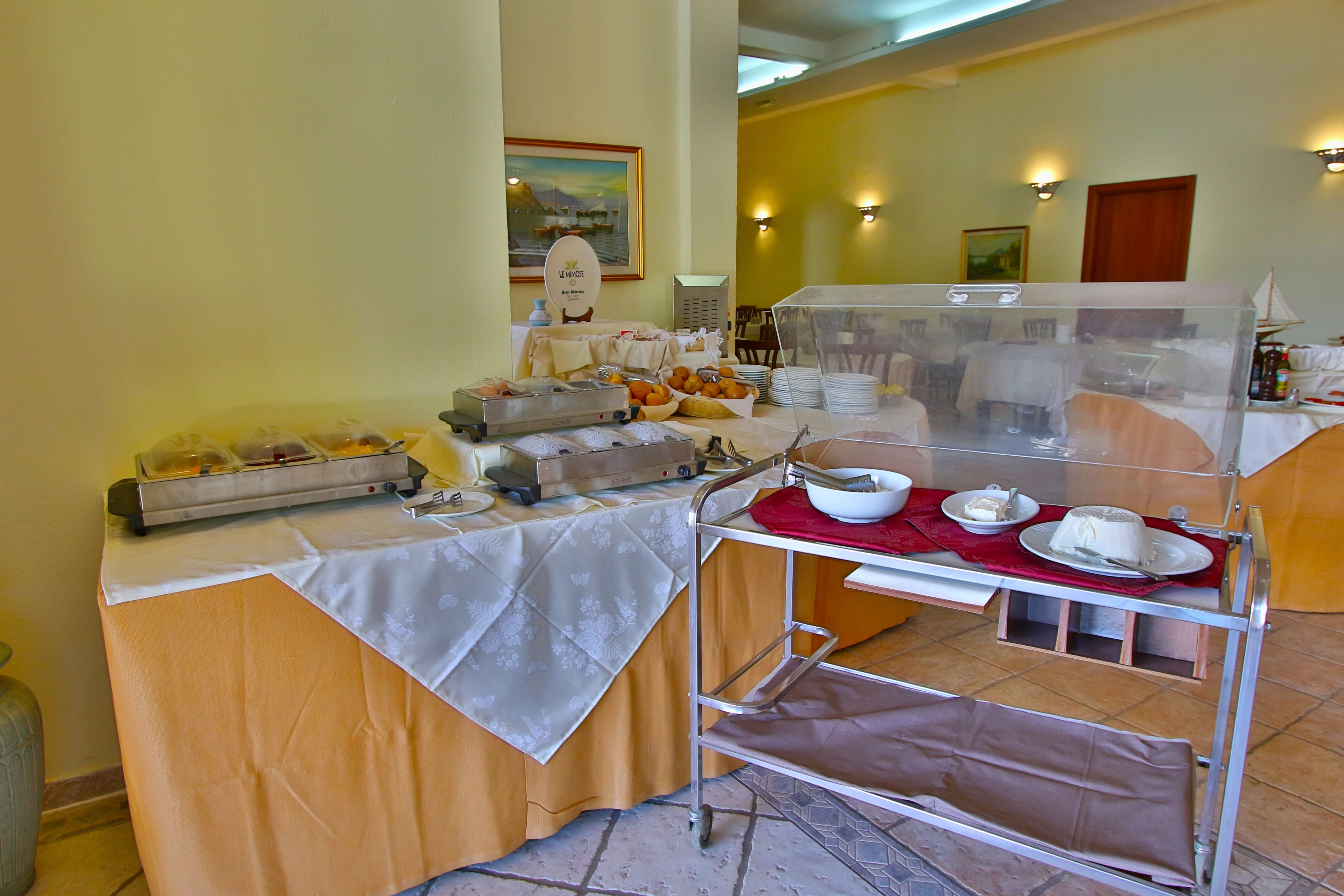 Un buffet proposant une variété de plats et une zone de service couverte.