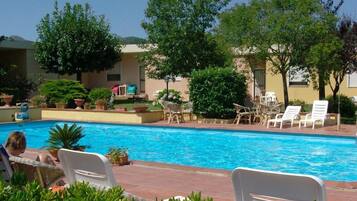 Piscina all'aperto, con ingresso dalle 10:30 alle 20:00, lettini