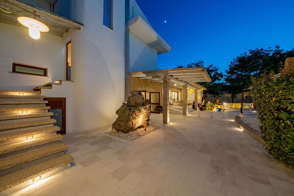 Façade de l’hébergement - soirée/nuit