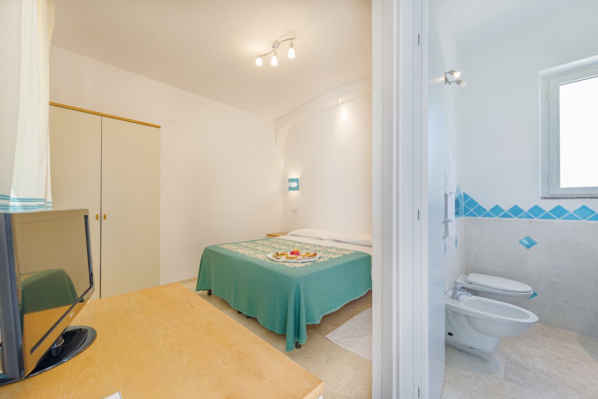 Memory foam-senger, minibar, safe på rommet og skrivebord